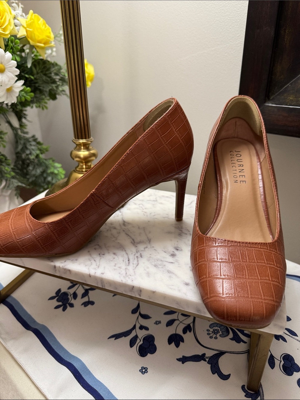 Journee Collection Women's Brown Textured Square-Toe Flats 9W - Picture 6 of 9
